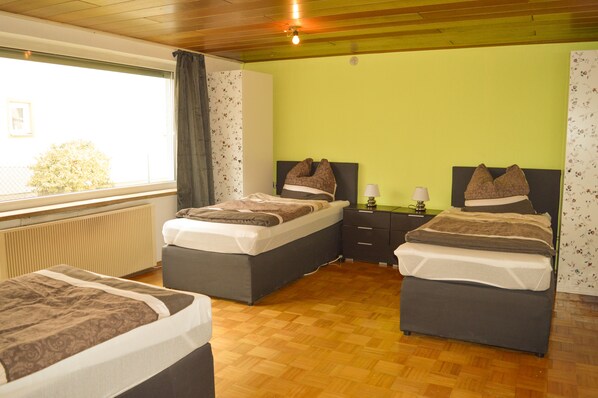 Comfort Triple Room, 3 Twin Beds, Non Smoking, Courtyard View | Rollaway beds, free WiFi, bed sheets - alpha-spot Weißenhorn (Weissenhorn)