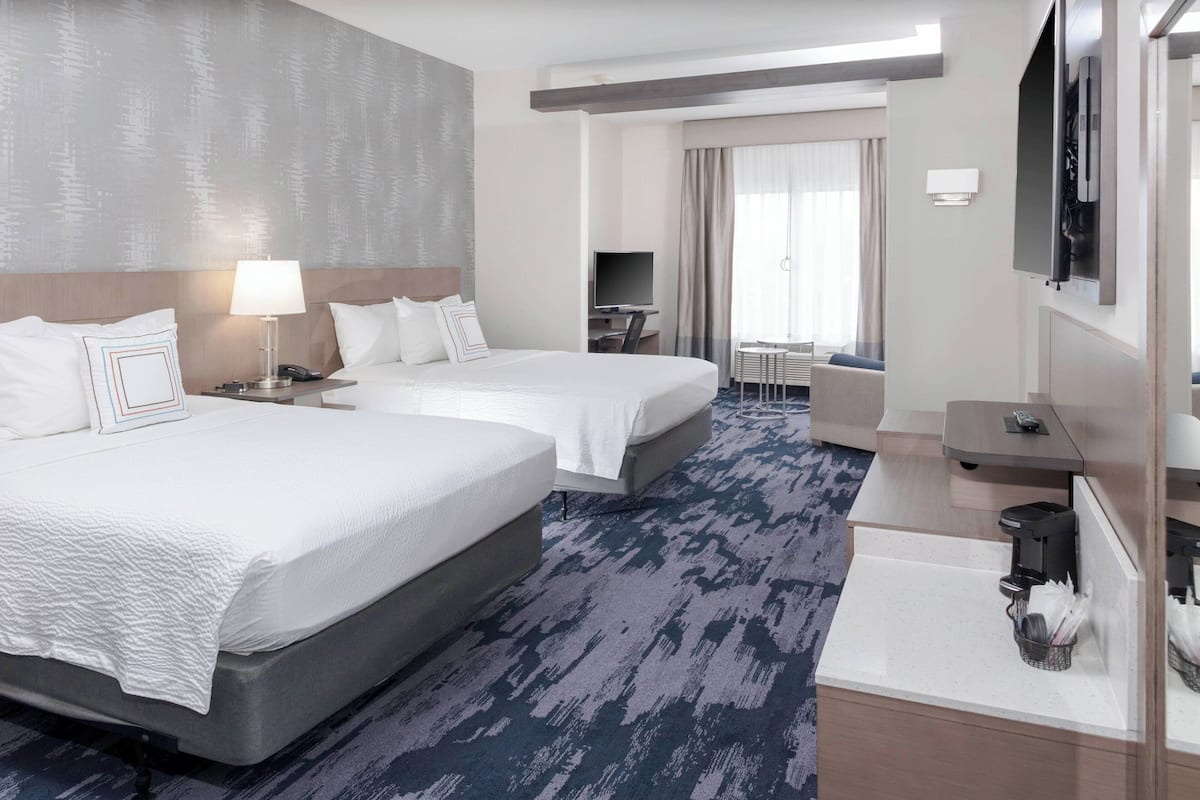 Zimmer, 2 Queen-Betten, Nichtraucher (Hearing Accessible) | 1 Schlafzimmer, hochwertige Bettwaren, Zimmersafe, Schreibtisch