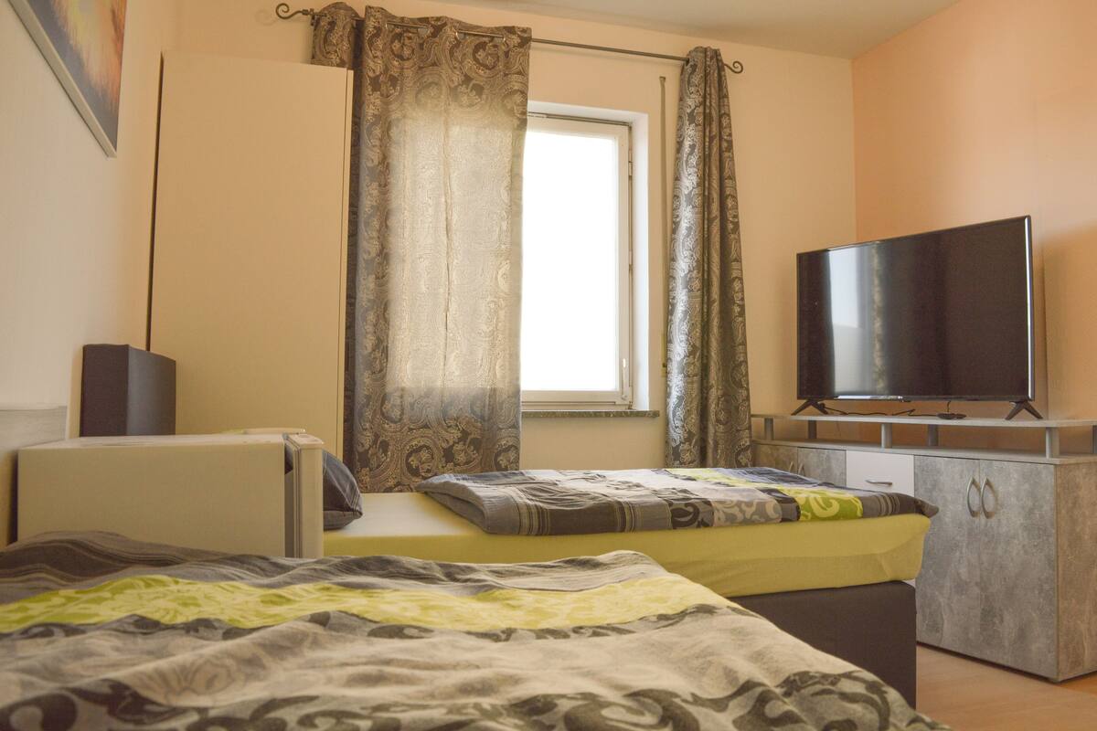 Habitación clásica con 1 cama matrimonial o 2 individuales, 2 camas individuales | Camas extra, wifi gratis y ropa de cama
