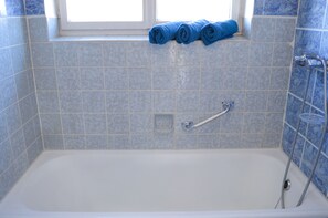 XXX Classic Triple | Bathroom amenities | Combined shower/bathtub, deep-soaking bathtub, towels - alpha - spot Vöhringen (Voehringen)