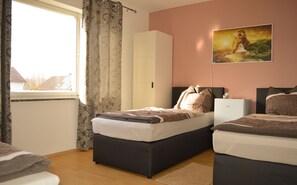 XXX Classic Triple | Rollaway beds, free WiFi, bed sheets - alpha - spot Vöhringen (Voehringen)