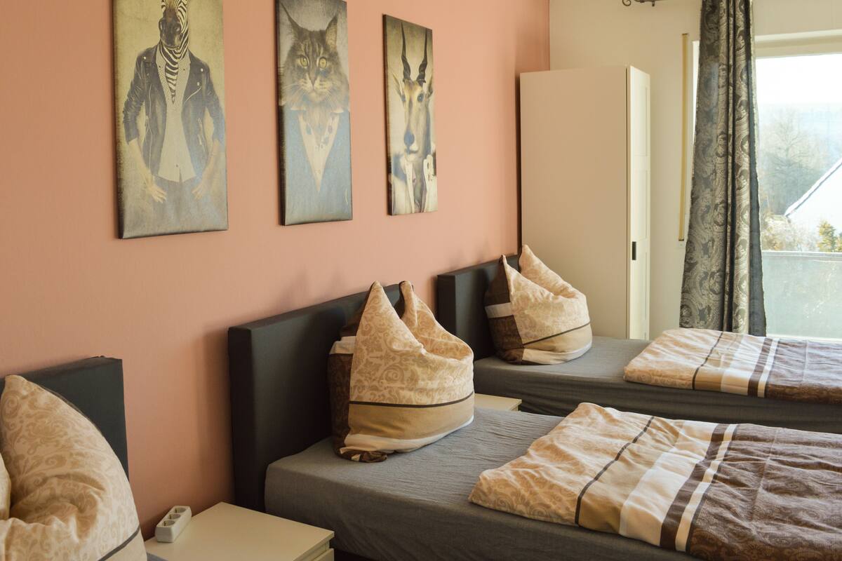 Habitación triple Confort, vista al jardín | Camas extra, wifi gratis y ropa de cama