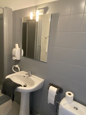 Triple Room, Non Smoking | Bathroom | Shower, free toiletries, hair dryer, towels