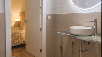 Deluxe kamer, 1 twee- of 2 eenpersoonsbedden, privébadkamer, uitzicht op binnenplaats | Badkamer