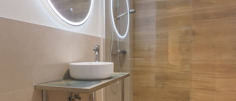 Chambre Deluxe Double ou avec lits jumeaux, salle de bains privée, vue cour intérieure | Salle de bain