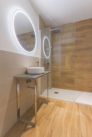 Deluxe Double or Twin Room, Private Bathroom, Courtyard View | Bathroom