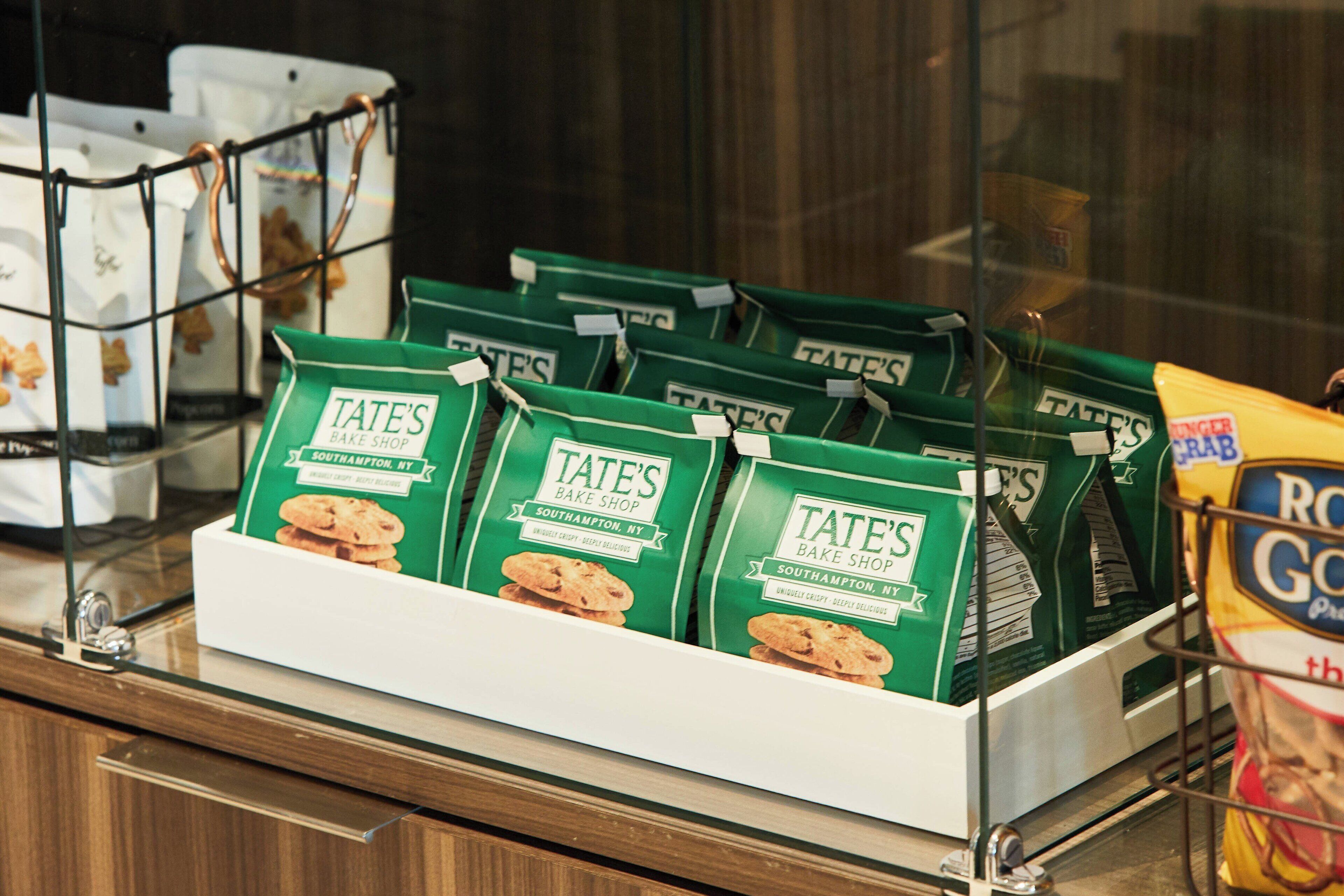 Une présentation de biscuits de la marque Tate's Bake Shop dans un magasin.