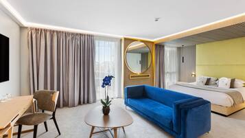 Een kluis op de kamer, een bureau, geluiddichte muren, gratis wifi