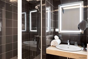 Baignoire, séchoir à cheveux, serviettes fournies