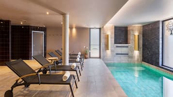 Indoor pool, sun loungers