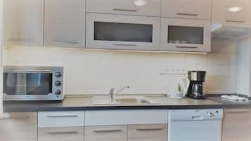 Suite (2 bedrooms and kitchen) | Private kitchen | Microwave, stovetop, coffee/tea maker, electric kettle
