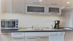 Suite (2 bedrooms and kitchen) | Cocina privada | Microondas, parrilla de estufa, cafetera y tetera y tetera eléctrica 