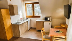 Double room with 1 extra bed | 私人小型廚房