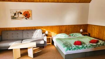 Double room with 1 extra bed | 2 kamar tidur, brankas, tirai kedap cahaya, dan Wi-Fi gratis