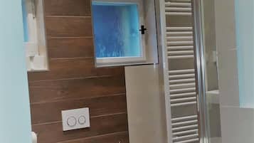 Comfort Apartment | Bathroom amenities | Free toiletries, towels