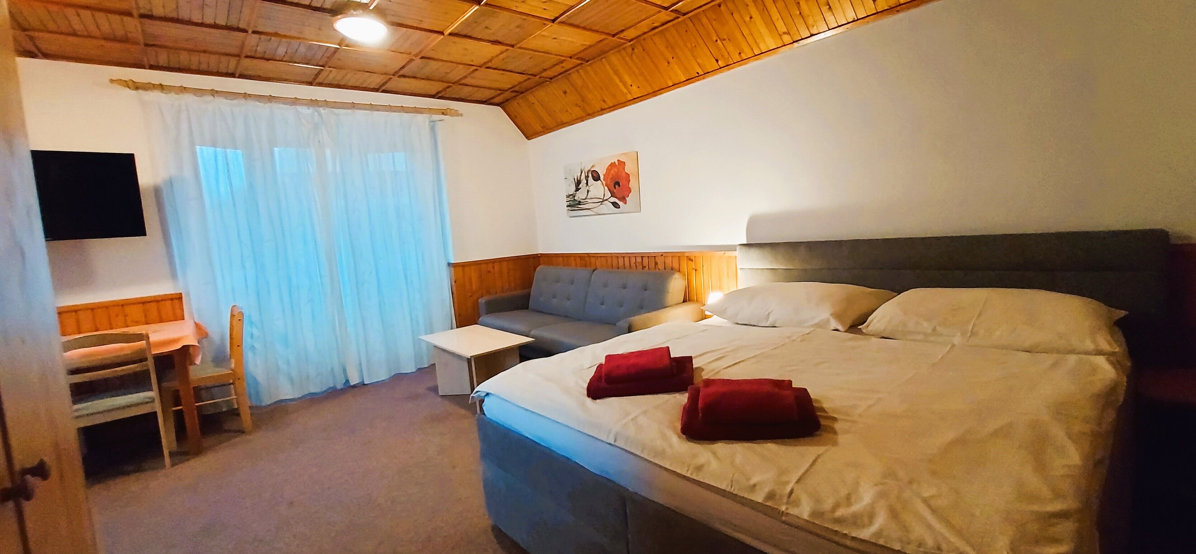Double room with 1 extra bed | 客房内保险箱、遮光窗帘、免费 WiFi、床单