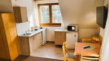 Double room with 1 extra bed | Dapur pribadi | Microwave, kompor, mesin pembuat kopi/teh, dan ketel listrik