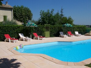 حمّام سباحة خارجي موسمي، مظلات على حمّام السباحة، مقاعد للتشمس