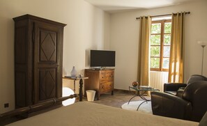 Suite (Iris) | 1 bedroom, individually decorated, individually furnished - Chambre d'hôtes Le Mas Saint Jacques (Avignon)
