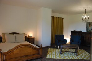 1 dormitori, decoració individual i mobiliari individual 