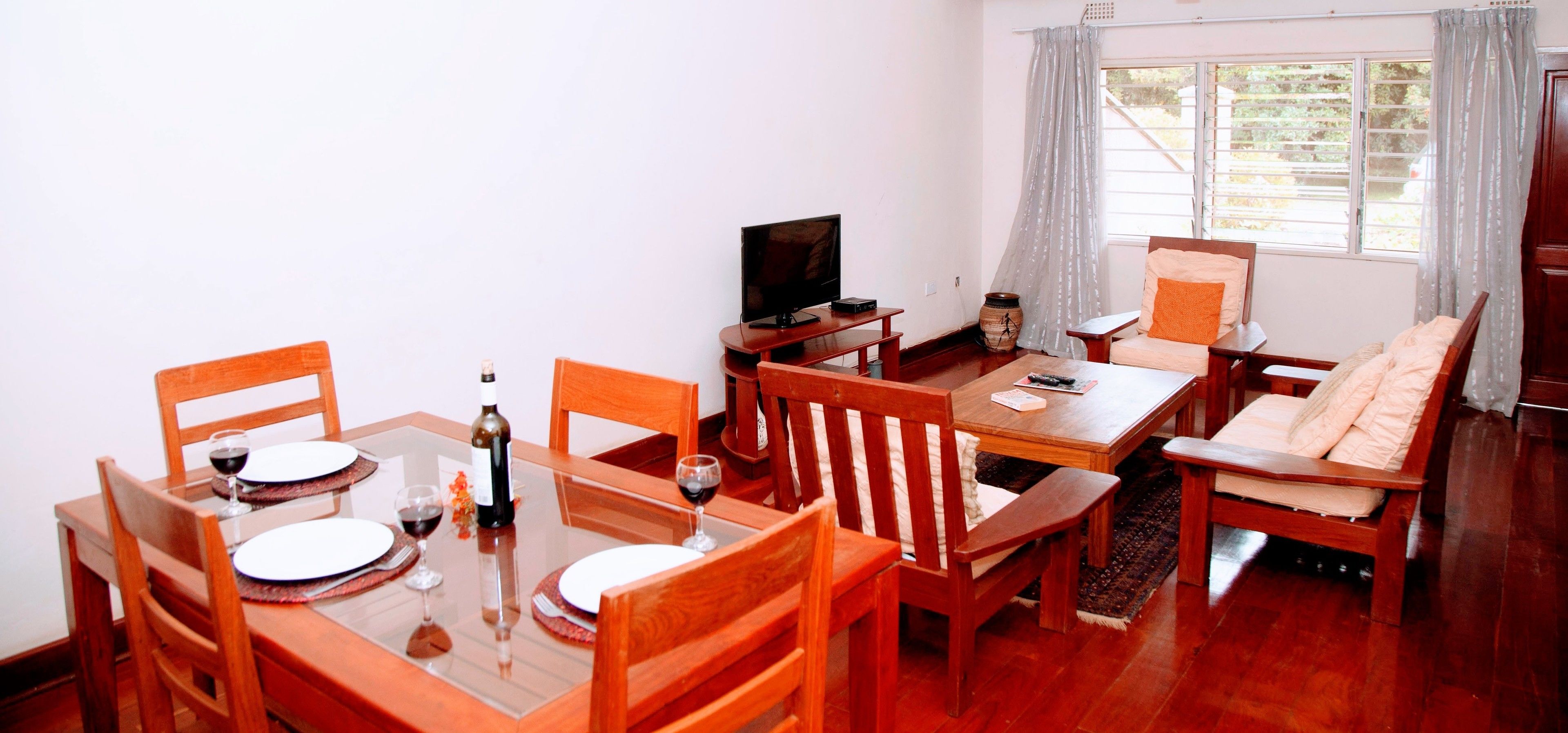 2 ห้องนอน, ห้องพักตกแต่งอย่างมีเอกลักษณ์, ตกแต่งพิเศษโดยเฉพาะ, โต๊ะทำงาน