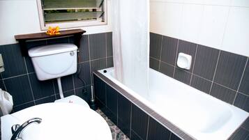 Premium Apartment, 2 Double Beds, Non Smoking, Garden View | Bathroom | Shower, towels