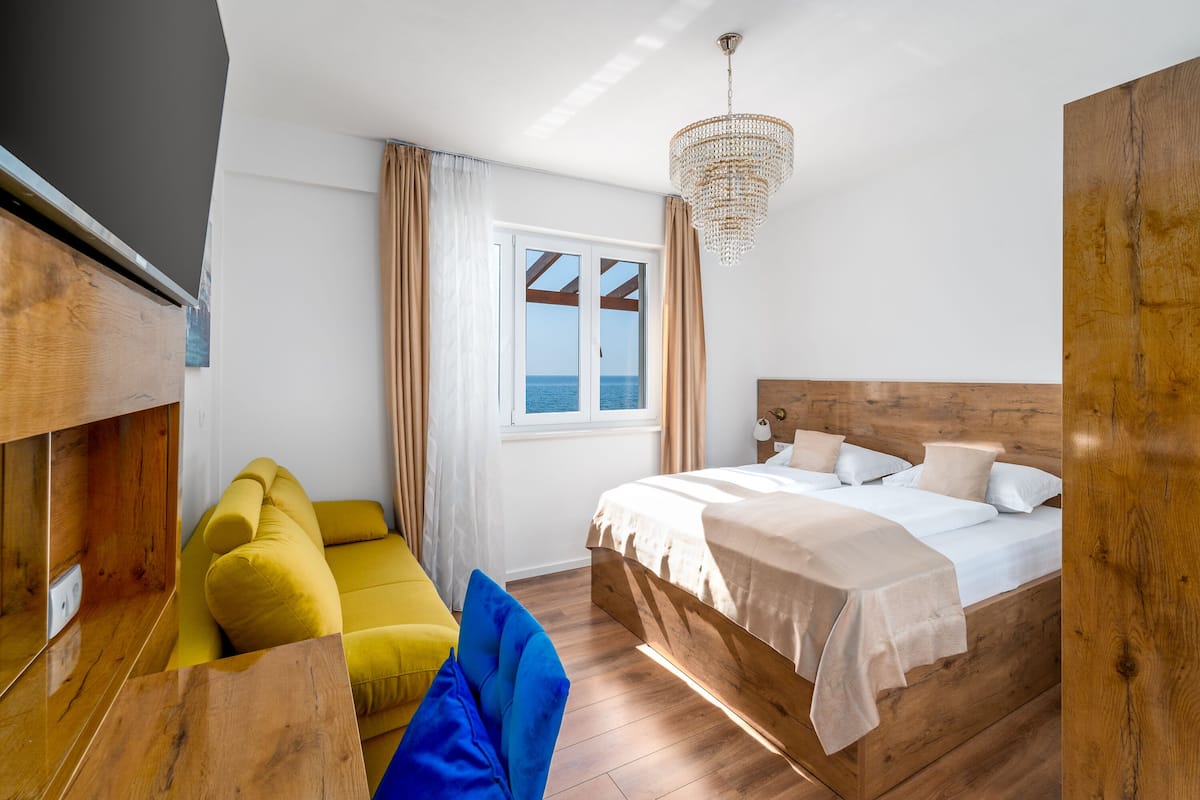 Deluxe tweepersoonskamer, 1 kingsize bed met slaapbank, uitzicht op zee | Verduisterende gordijnen, geluiddichte muren, gratis wifi, beddengoed