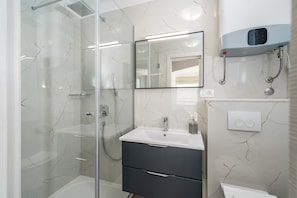 Habitació doble superior, 1 llit de matrimoni gran, vistes al mar | Bany | Dutxa i tovalloles 