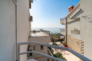 Comfort Double Room, 1 King Bed with Sofa bed, Mountain View | Terrace/patio