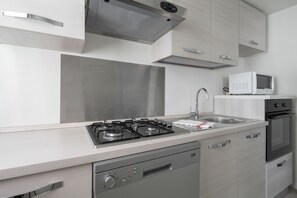Design Apartment, 2 Bedrooms, Canal View (1 - Check-in online) | Private kitchen | Full-size fridge, microwave, oven, stovetop - Apartments in San Marco with Canal View (Venice)