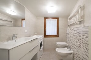 時尚公寓, 2 間臥室, 運河景 (1 - Check-in online) | 浴室 | 淋浴設備、免費梳洗用品、風筒、坐浴桶