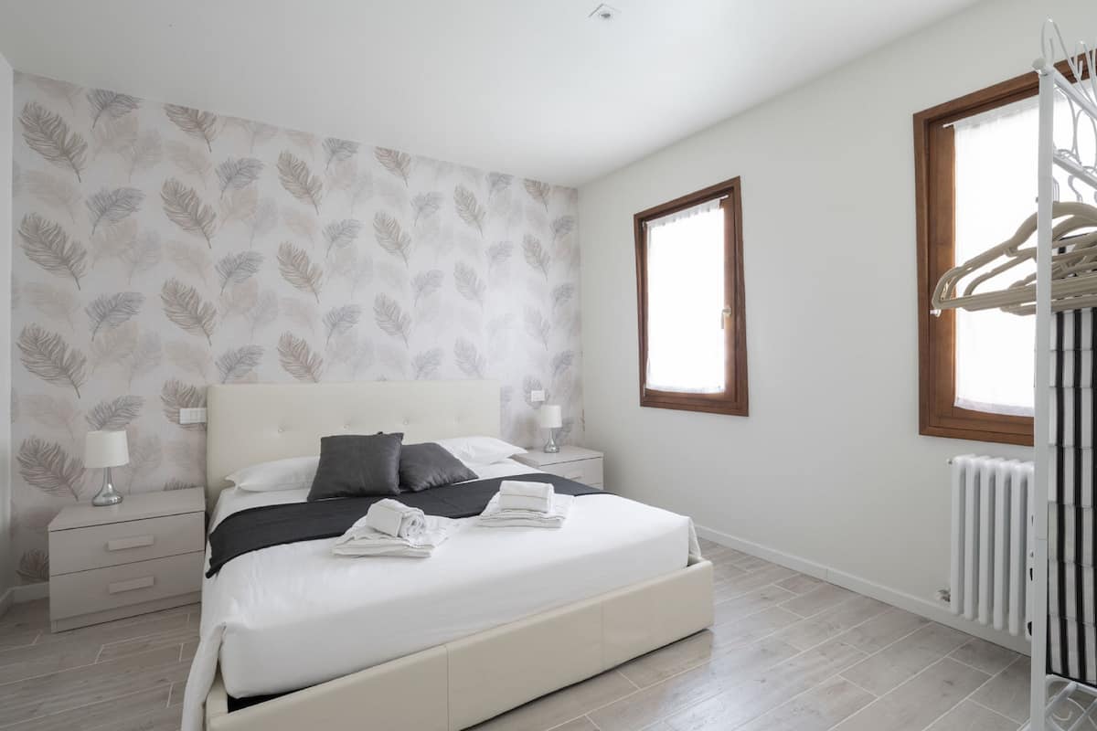 Design Apartment, 2 Bedrooms, Canal View (1 - Check-in online) | 2 bedrooms, premium bedding, iron/ironing board, free WiFi