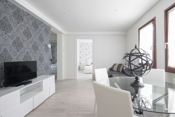 Appartement Design, 2 chambres, vue sur le canal (1 - Check-in online) | Aire de séjour | Téléviseur à écran plat