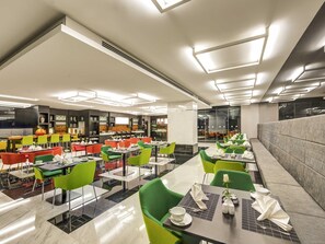 2 restaurants; breakfast, lunch, and dinner served - Novotel Sharjah Expo Center (Sharjah)