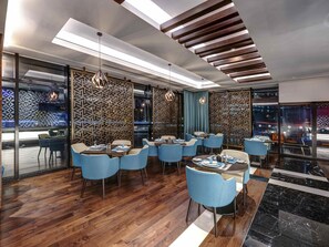 2 restaurants; breakfast, lunch, and dinner served - Novotel Sharjah Expo Center (Sharjah)