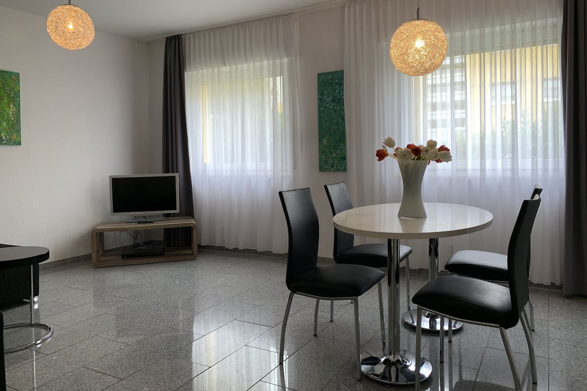 Estudio Confort, 1 cama King size, para no fumadores, vista a la ciudad | Sala de estar | Televisión de pantalla plana