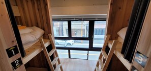 Dormitori compartit, dormitori mixt, no fumadors | Decoració individual, mobiliari individual i cortines opaques 