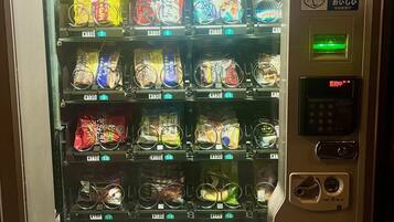 A vending machine with various snacks and drinks priced at ¥110, ¥130, and ¥170.