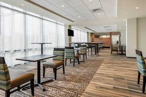 Free daily on-the-go breakfast - Comfort Inn & Suites Pittsburgh-Northshore (Pittsburgh)