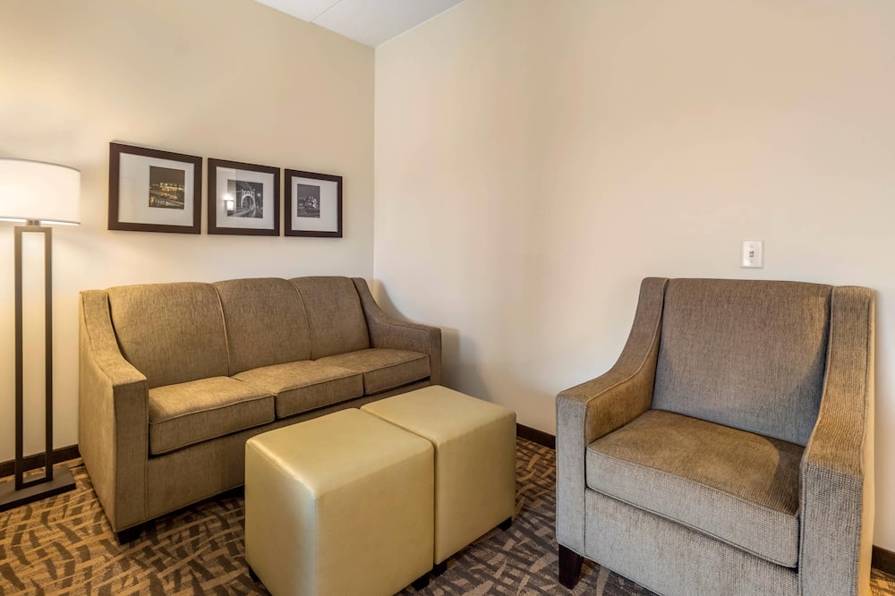 Comfort Inn & Suites Pittsburgh-Northshore