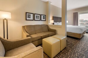 In-room safe, desk, laptop workspace, blackout curtains - Comfort Inn & Suites Pittsburgh-Northshore (Pittsburgh)