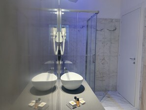 Panoramic Room | Bathroom | Shower, rainfall showerhead, free toiletries, hair dryer - Cellamare Suite & Spa (Naples)
