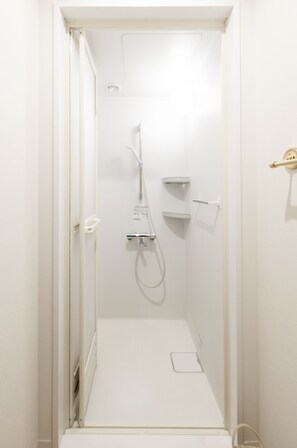 Dormitorio compartido, dormitorio mixto | Baño | Regadera, amenidades de baño gratuitas, secadora de cabello, pantuflas 