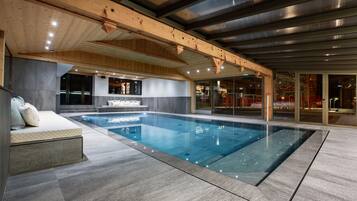 Innenpool, geöffnet von 09:00 Uhr bis 21:00 Uhr, LiegestĂŒhle