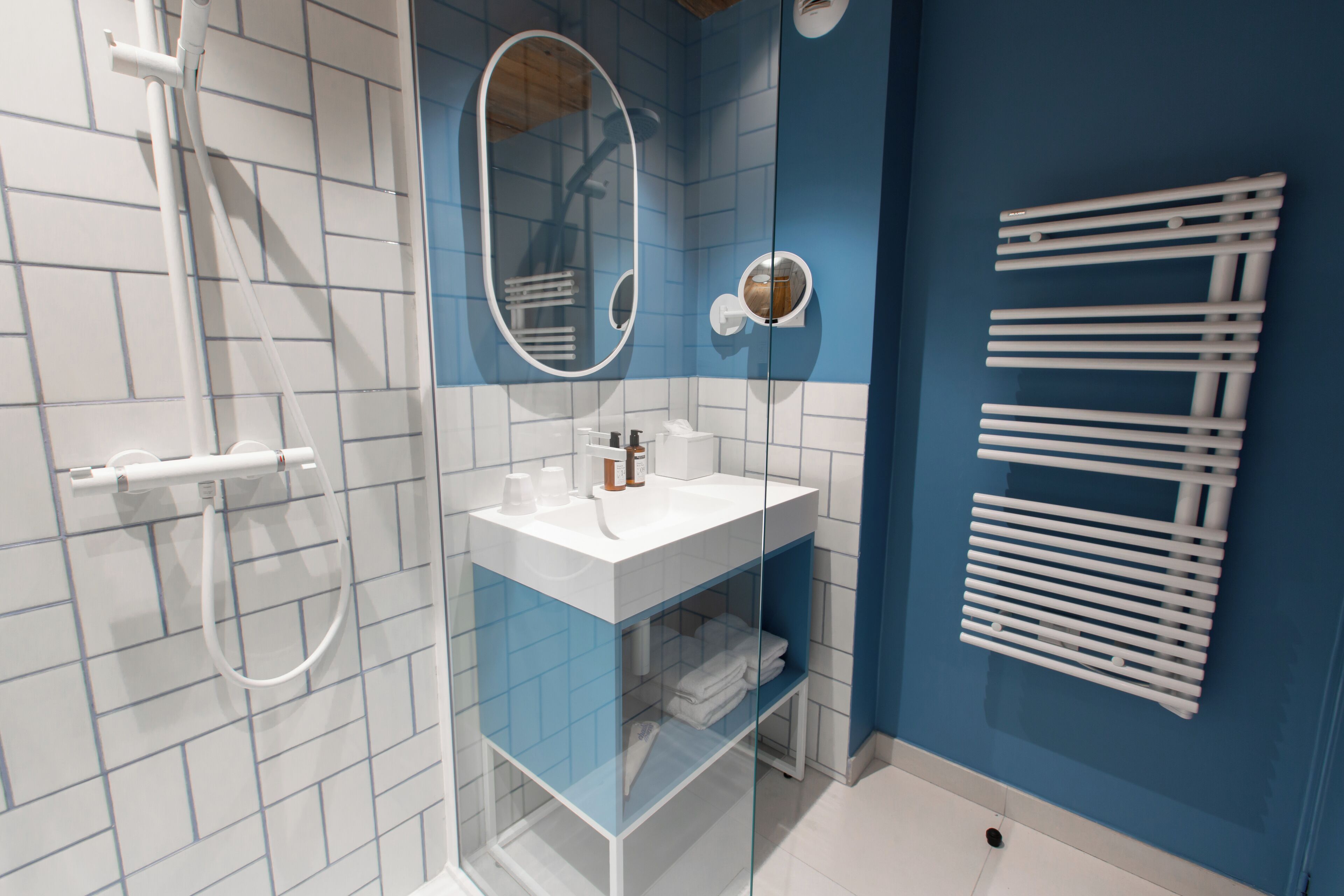 shower, rainfall showerhead, free toiletries, hair dryer