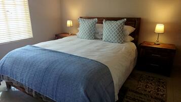 Suite, 1 kamar tidur | Brankas, meja kerja, tirai kedap cahaya, dan kedap suara