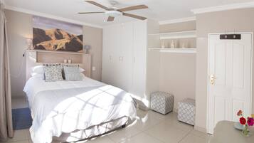 Classic Cottage (Modjadji) | In-room safe, desk, blackout curtains, soundproofing