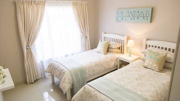 Cottage Keluarga (Lemon Tree) | Brankas, meja kerja, tirai kedap cahaya, dan kedap suara