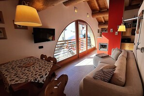 TV, caminetto, libri, impianto stereo