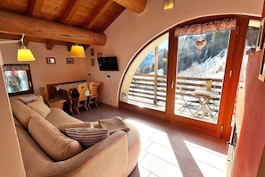 TV, caminetto, libri, impianto stereo